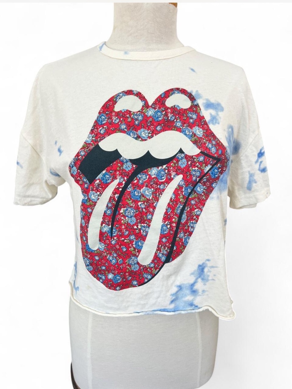 Rolling Stones Red white and blue
Floral Lips Cropped Tee
Size S